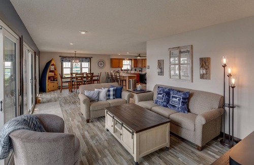 Brainerd House | Relax at The Lazy Loon- Lakeside fire pit/Swimming/Hot tub/Game room