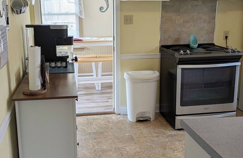 Grimstead Cottage | Relax at the Mystic Seahorse Cottage on Gwynn's Island!