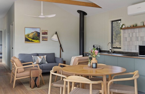 Ballandean Villa | Relax in luxurious cottage on the Granite Belt