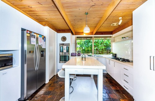Sunbury House | Relax in nature with 4K cinema room near Air port.