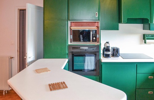 Puyoo House | Relax in southwest France in this homely vacation home with swimming pool.