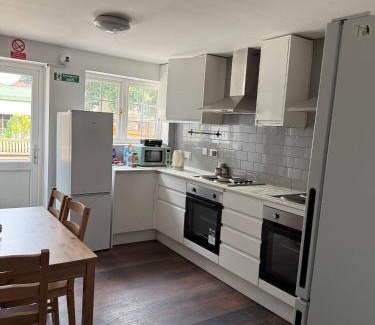 Brunel House | Relax in Uxbridge with Private Room Garden Access