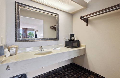 Greeneville Hotel | Relax inn by OYO Greeneville Near Hwy US-321