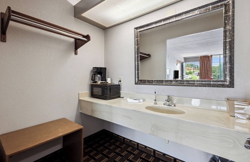 Greeneville Hotel | Relax inn by OYO Greeneville Near Hwy US-321