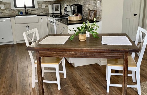 Willobee On The Lake Cottage | Relax on Lake Erie at our charming 2-bedroom cottage