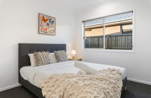 Victoria Point House | Relax Ready 4BR Near Bayside and Shops Workspace
