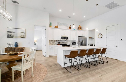 Mariner House | Relax & Unwind: Canal-Front Escape with Pool & Lanai