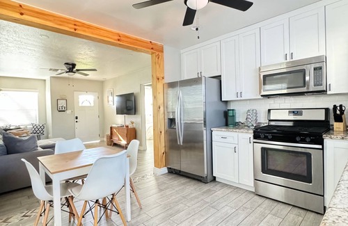 West Second Street Historic District House | Relax & Unwind Downtown Stay with Cowboy Pool