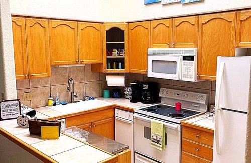 Alto Condo | Relax with the whole family or group of friends at this cozy Behr Hideout!