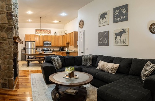 Hunter Condo | Relaxed & Cozy Hunter Retreat - Walk to Hunter Mtn