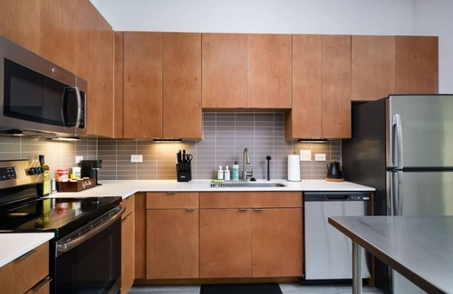 King William Apartment | Relaxing 2BR w Gym, Pkng , Near King Wms & Towers