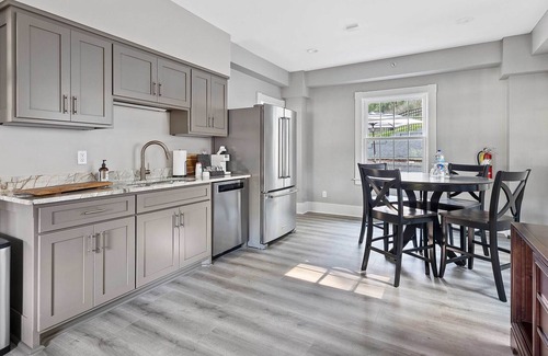 Saint Albans House | Relaxing 3 bedroom/2 Bath - Lake View - Great for Families/Golf/Corporate