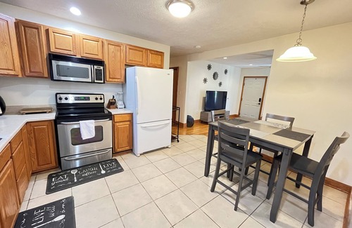 Cross Lanes Apartment | Relaxing 3-bedroom apartment with WiFi, AC in Crosslanes.