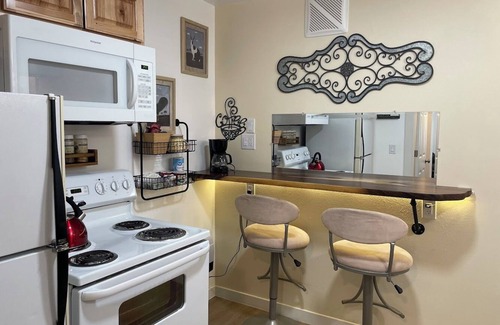 May Creek Apartment | Relaxing Apartment in charming Gold Bar- Queen bed, jetted bathtub,