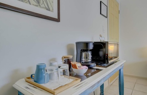 River Oaks Villa | Relaxing bedroom vacation near city/beach/airport
