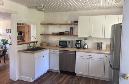 Bodega Bay Cottage | Relaxing Beekeeper's Cottage with hot tub