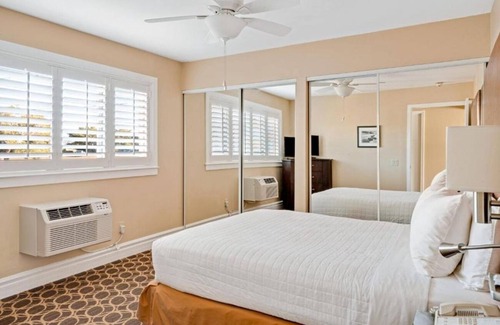 Corte Madera House | Relaxing Couples’ Getaway | Poolside | Near Sausalito | Free Parking | BBQ Area