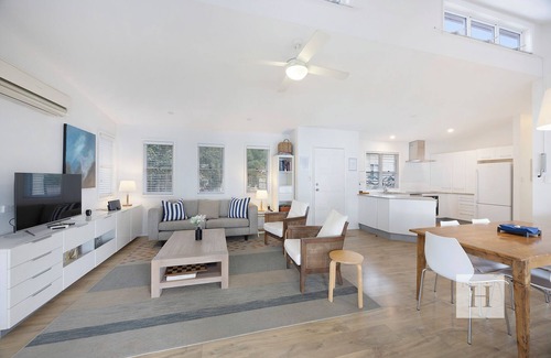 Summerland Point House | Relaxing Getaway - 3 Bed Waterfront Cottage