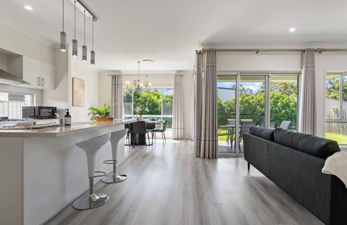 Thornlands House | Relaxing Getaway Near the Bay Stylish & Spacious