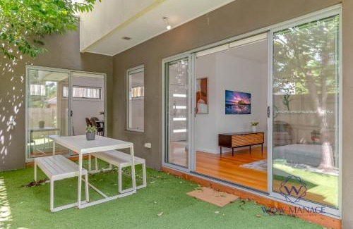 Kew House | Relaxing Getaway Oasis with Patio in Charming Kew