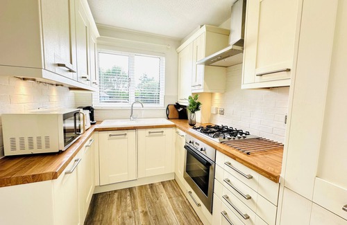 North West House | Relaxing Hideaway: Chic 2RB Townhouse Urban Oasis with Free Parking