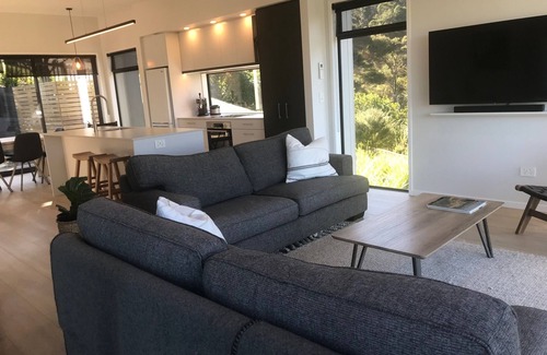 Russell House | Relaxing home with views over Matauwhi Bay and an easy walk to Russell township