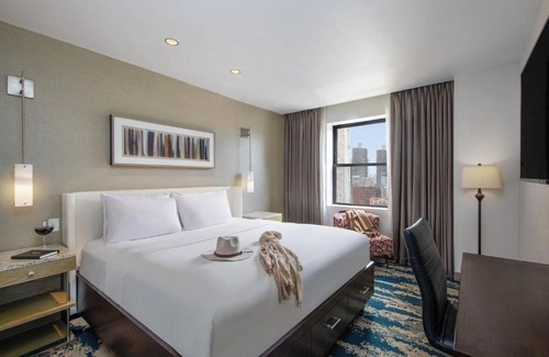Near North Side Hotel | Relaxing King Stay! Pet-friendly Property w/Gym | Steps to Chicago Riverwalk!