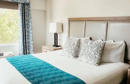 Key Largo Hotel | Relaxing King Stay with Pool & Beach - Pet Friendly | Free Parking!