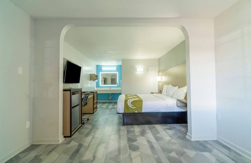 Pleasanton Hotel | Relaxing King Unit Near Pleasanton Country Club + Free Parking