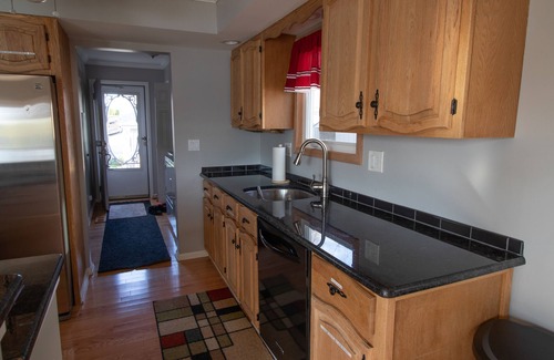 Oxford House | Relaxing Lakefront Cottage with Beautiful Views- 4 Kayaks + KING SIZE BED!