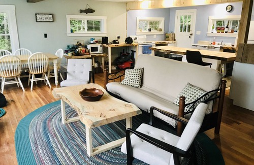 Dexter Cottage | Relaxing Lakefront Getaway!