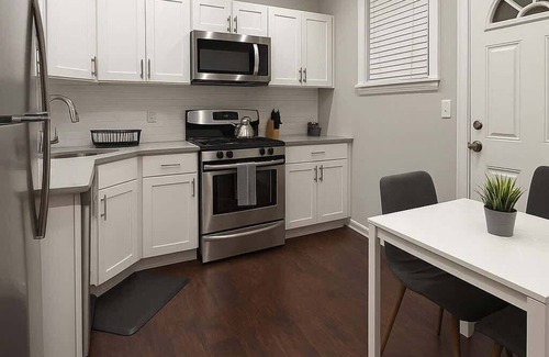 Boystown Apartment | Relaxing Lakeview Escape 2BR Apartment