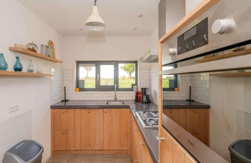 De Heen House | Relaxing on the terrace, unwinding in the sauna, or having drinks by the gas hearth; this water vill