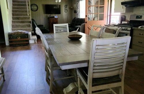 Lindseyville House | Relaxing retreat within miles from various activities