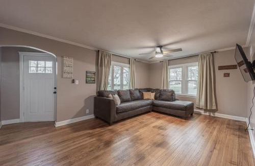Rockford House | Relaxing Rockford Stay 3 br 1 bath in the heart of Northern Illinois Family Friendly