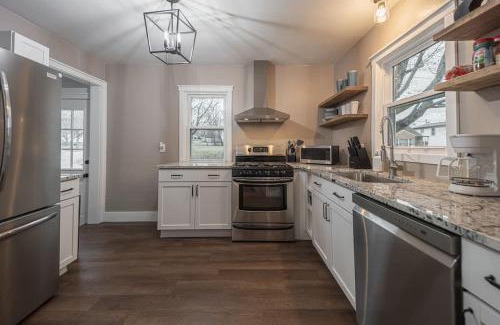 Rockford House | Relaxing Rockford Stay 3 br 1 bath in the heart of Northern Illinois Family Friendly