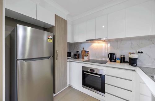 Rockingham Apartment | Relaxing Rockingham 2BR | Balcony & Parking