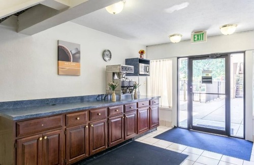 Edgewood Hotel | Relaxing Room Near Ripken Stadium w/Free Breakfast & On-Site Restaurant