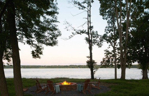 Kingston Cabin | Relaxing Stay, Convenient Location! Pets Allowed, Free Parking, Free Breakfast