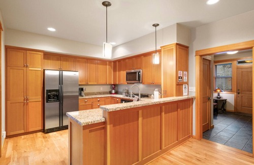 Sunriver House | Relaxing Sunriver Retreat: Hot Tub & SHARC Passes