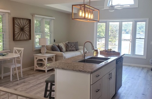 East Irondequoit House | Relaxing waterfront cottage on Irondequoit Bay