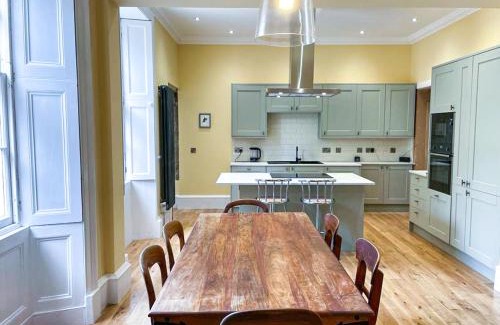 Tollcross Apartment | Remarkable 5BR Townhouse with Garden, Sleeps 12