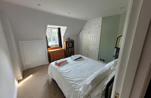 Rushmoor District House | Remarkable 8 Bed Family House Sleeping 16 w Pool