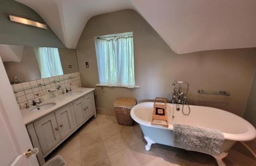 Rushmoor District House | Remarkable 8 Bed Family House Sleeping 16 w Pool