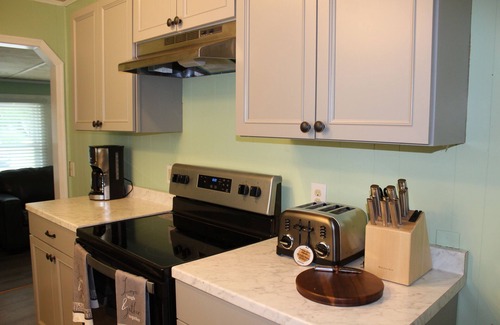 Manteo House | Remodeled Bungalow minutes from historic waterfront downtown Manteo