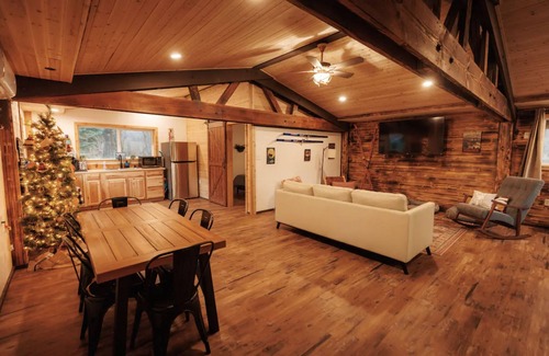 Randle House | Remodeled cabin w/Hot Tub, Bunk house on 2 acres!