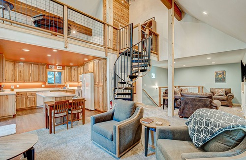 Pla-Vada Woodlands Ski Chalet | Remodeled chalet with private hot tub, bumper pool table & W/D