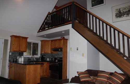 Meaford Cottage | Remodeled cozy cottage, super close to lake (Dog-Friendly!)