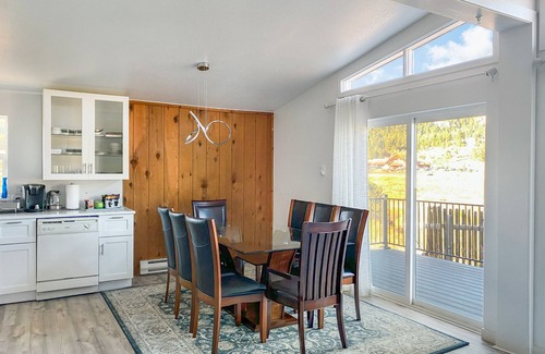 Aspen Park House | Remodeled getaway with nearby shopping center