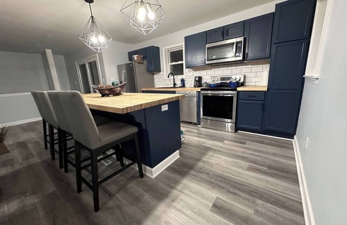 Columbia House | Remodeled Home King Bed Sleeps 8nn